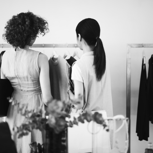 Clients dans la boutique qui achète des vêtements